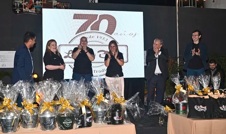 Varios premios  sortearon durante el festejo de los 70 años de Lido Bar.