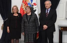 nimia-oviedo-de-torales-i-la-presidenta-michelle-bachelet-y-el-canciller-chileno-heraldo-munoz-173147000000-1362277.jpg