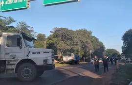El bloqueo de los camioneros sobre la Ruta PY01 en Paraguarí, a la altura del acceso a Yaguarón.