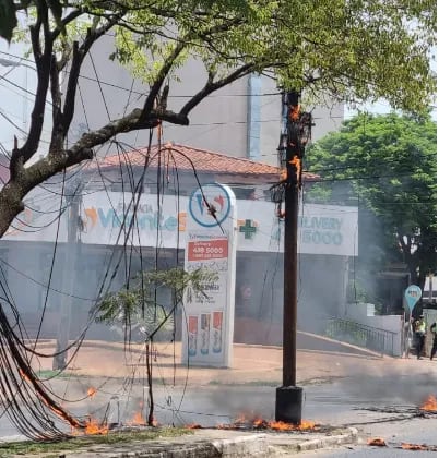 Cables de la ANDE se incendian por corto circuito sobre la avenida España.