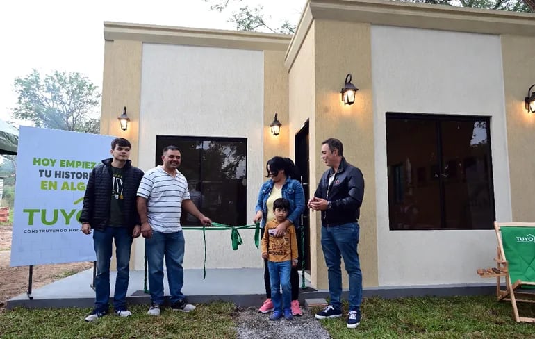 Con lágrimas, pero de felicidad, la familia recibió su casa de la mano de TUYO