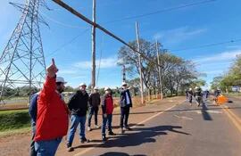 Funcionario de la ANDE durante el lanzamiento de las adecuaciones de las líneas de transmisión de 220 kV en Alto Paraná.