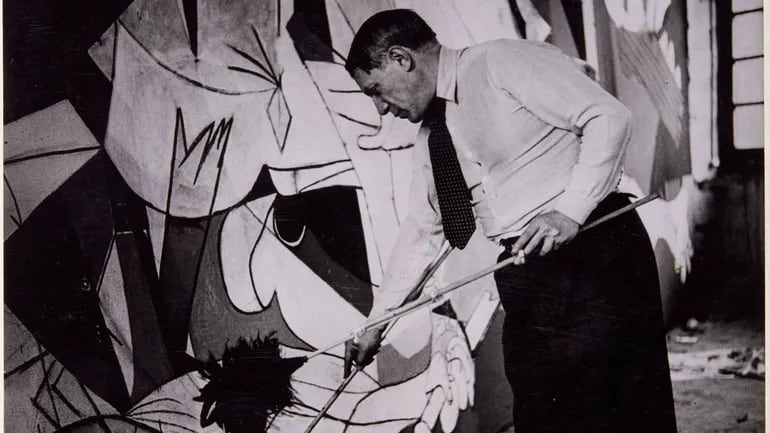 Picasso trabajando en el 'Guernica' en su taller de Grands-Augustins. París, 1937.