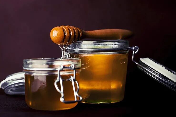 La miel es uno de los alimentos más puros, naturales y con mayor cantidad de beneficios para nuestra salud, pero su consumo debe ser moderado.