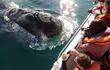 Imagen ilustrativa. Turistas observando a una ballena, durante un avistamiento de ballenas.