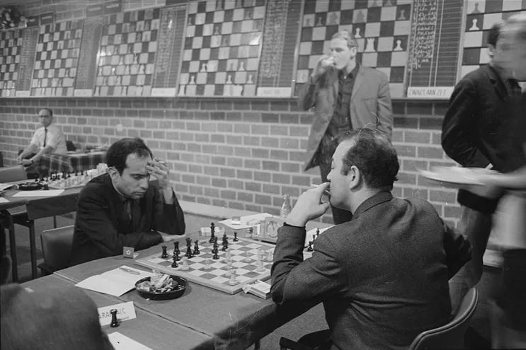 Korchnoi vs Tal, Wwijk aan Zee 1968 (foto, noord-hollandsarchief.nl).