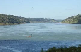 El caudaloso Río Paraná en las cercanías de las tres fronteras: Paraguay, Brasil y Argentina.