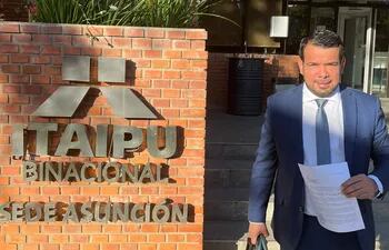 El abogado Wilson Rubén Benítez Gavilán pide postergar el llamado de Itaipú para cubrir 220 vacancias.