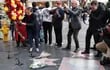 La estrella del actor Kirk Douglas, en el Paseo de la Fama de Hollywood, recibe flores de los fans.