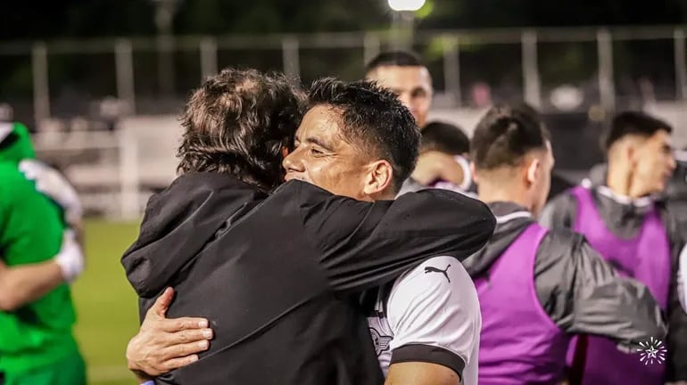 Abrazo entre el técnico de Libertad, Daniel Garnero y el atacante Lorenzo Melgarejo luego de que el Gumarelo consiguió anteanoche el título del torneo Apertura 2023.