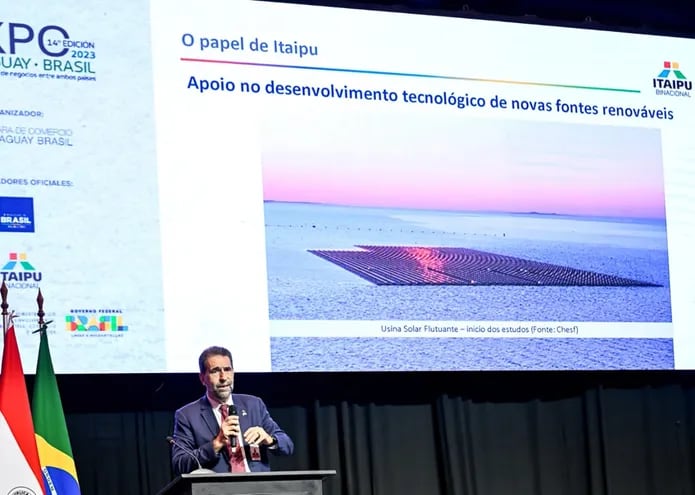 El director general brasileño de Itaipú, Enio Verri, durante su exposición en la Expo Paraguay Brasil.