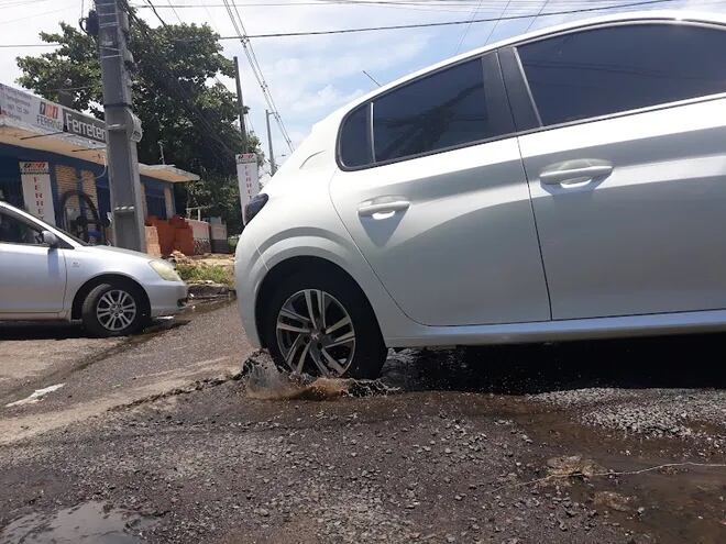 La situación de la avenida Avelino Martínez es cada vez más preocupante. Los conductores se quejan de que sus vehículos se destruyen debido al estado de las calles.