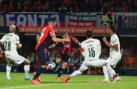 Alan Benítez intenta un remate al arco, el balón pegó en el paraguayo Gómez