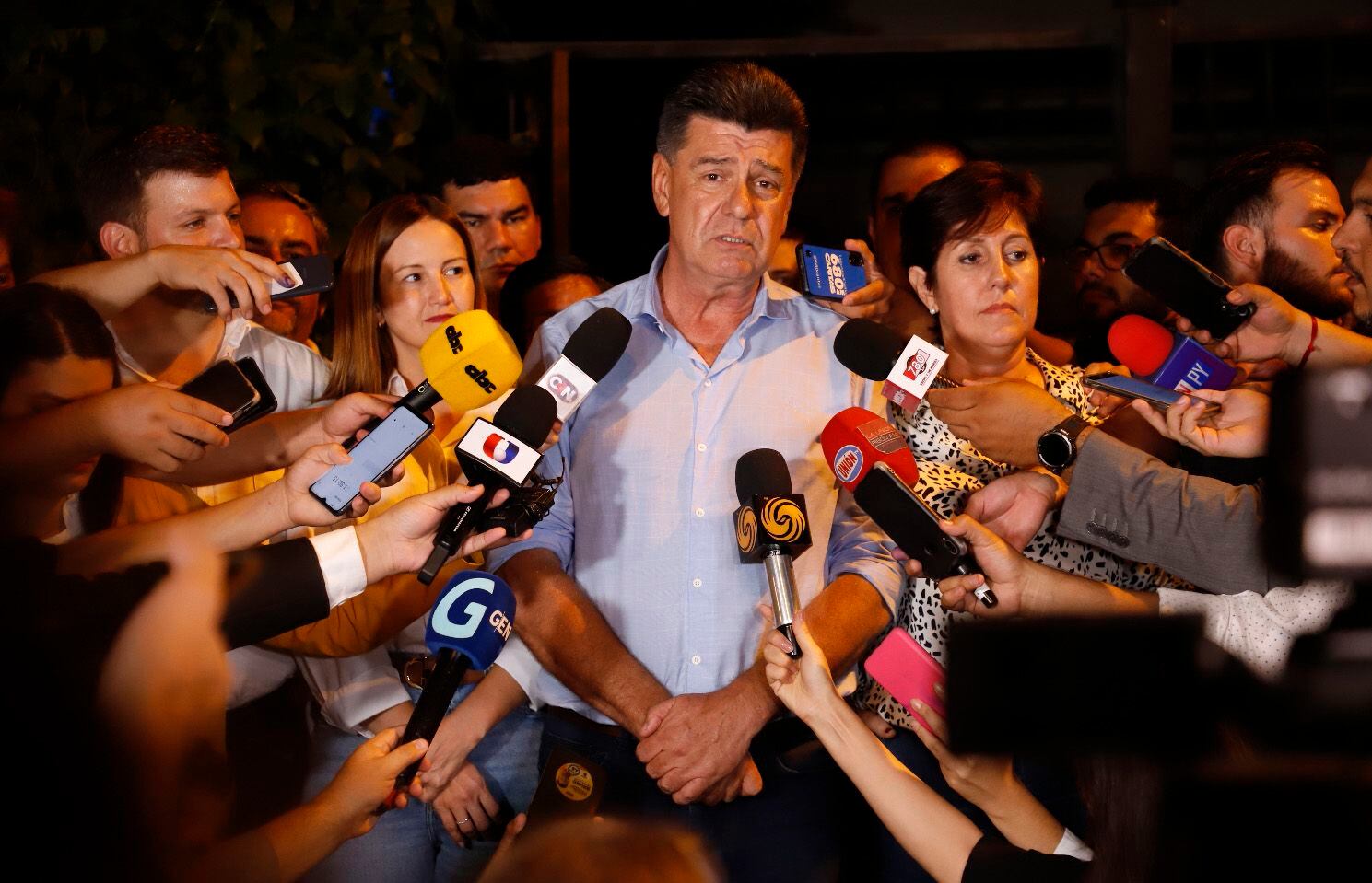 El presidenciable Efraín Alegre junto con su dupla Soledad Núñez (izq.) y su esposa Mirian Irún, admitió anoche su derrota sin aceptar preguntas y culpando a la división en la oposición.