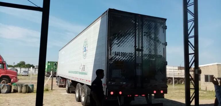 Camión que transporta el contenedor chileno que está siendo inspeccionado por autoridades paraguayas.
