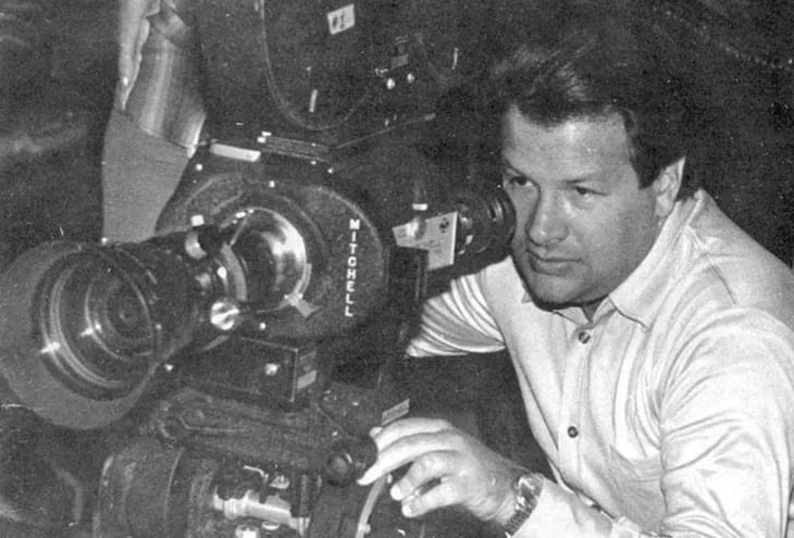 Carlos Saguier junto a una cámara de cine. El realizador falleció hoy a los 78 años.