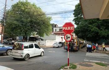 Un nuevo accidente se dio en la zona del microcentro de Asunción por la violación de las señales de tránsito, en este caso un cartel de PARE.