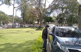 Largas filas de vehículos se reportaron desde tempranas horas en el vacunatorio de Unace, San Lorenzo.