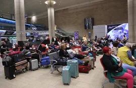 Los pasajeros esperan en el aeropuerto Ben Gurion cerca de Tel Aviv, Israel, mientras los vuelos se cancelan debido al ataque sorpresa de Hamás.