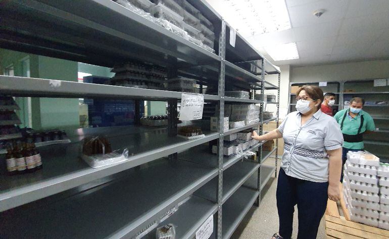 La licenciada Edita Irrazábal muestra los estantes vacíos  en el depósito del parque sanitario dependiente de Salud Pública.