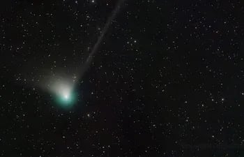 Esta imagen del folleto obtenida del sitio web de la NASA el 6 de enero de 2022 muestra el cometa C/2022 E3 (ZTF) que fue descubierto por los astrónomos utilizando la cámara de sondeo de campo amplio en la instalación transitoria de Zwicky.