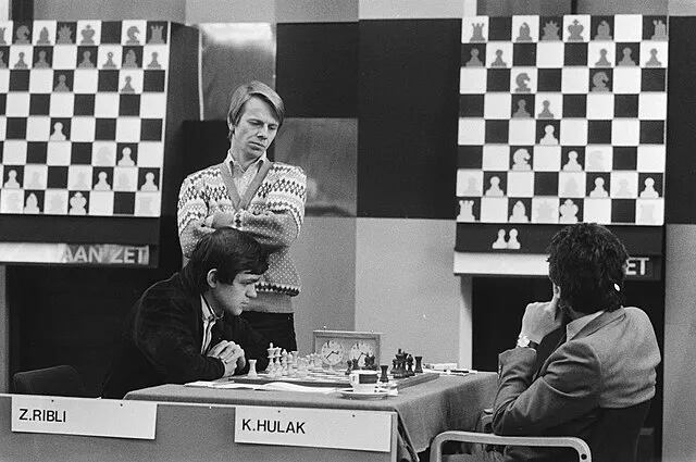 Zoltan Ribli vs Kranoslav Hulak, mira Ulf Andersson, Wijk aan Zee 1983 (Foto Bogaerts, Rob Anefo Archivos Nacionales de Países Bajos).