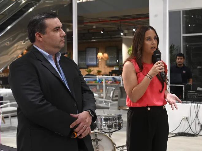 Cristian Quezada, gerente general Somier y Victoria De Simoni, gerente de Marketing de Sueñolar, dieron las palabras de bienvenida y expresaron el alcance del Grupo Sueñolar hoy en el mercado.