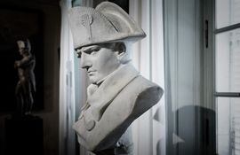 Busto del emperador francés Napoleón I en el museo dedicado a él en Ile-d'Aix, donde el emperador vivió del 8 al 15 de julio de 1815 antes de dejar Francia para siempre. (Foto archivo de ABC Color)