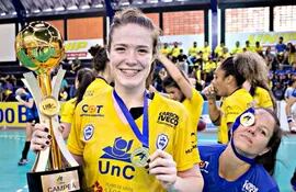 la-handbolista-compatriota-sabrina-fiore-sostiene-el-trofeo-conquistado-por-el-unc-concordia-en-la-liga-brasilena--203110000000-1651756.jpg