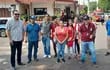 Un grupo de funcionarios de la municipalidad de Ñemby se animó a salir a la calle para reclamar sus salarios por tres meses a la administración del intendente, Tomás Olmedo.