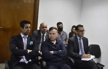 Vicente Damian Cabrera Godoy (centro), uno de los acusados. Atrás el anestesista Adrián García Servín y sus abogados.
