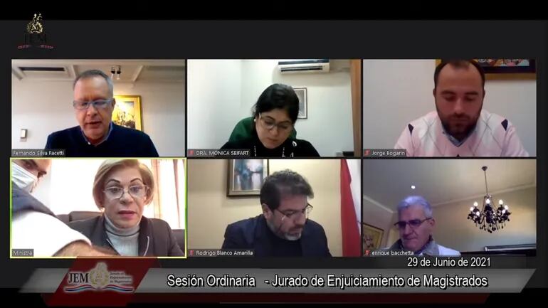 Fernando Silva Facetti, Mónica Seifart, Jorge Bogarín, Gladys Bareiro de Módica, Rodrigo Blanco y Enrique Bacchetta, en la sesión ordinaria del Jurado, el martes.