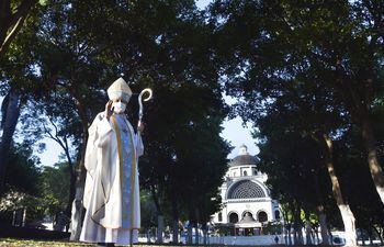 Con el rostro compungido y en la soledad de la plazoleta, monseñor Ricardo Valenzuela hace un saludo antes de ingresar a la Basílica para la misa central de ayer.
