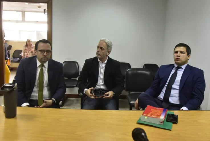Justo Pastor Cárdenas, extitular del Indert, y los abogados Luis Ayala y Benjamín Pérez, en la última audiencia suspendida por la recusación contra los jueces.