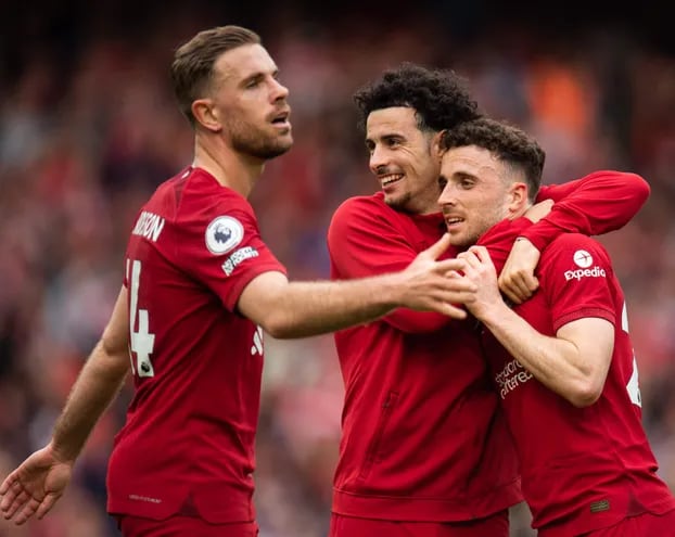 Diogo Jota, Curtis Jones y JOrdan Henderson de Liverpool reaccionan después del partido de fútbol de la Premier League inglesa entre Liverpool y Tottenham Hotspur, en Liverpool, Gran Bretaña, el 30 de abril de 2023.