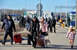 Los residentes locales de la autoproclamada República Popular de Donetsk cruzan la frontera entre Rusia y Ucrania. Según los datos, habría cuatro paraguayos residentes en este último país.