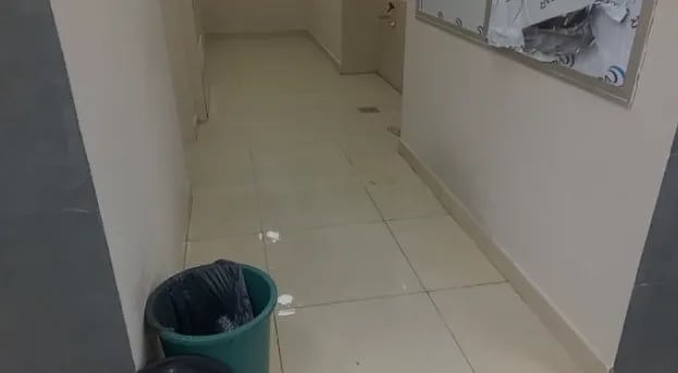 Goteras en el segundo piso de las nuevas oficinas de la Dirección Nacional de Aduana (DNA). (captura de video).
