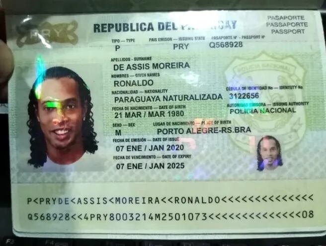Pasaporte falso con el que Ronaldinho entró a Paraguay.