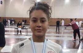 La esgrimista Amara Martínez  (18 años), con la medalla de plata.