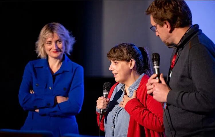 Paz Encina presentando "EAMI" en Róterdam, tras haber obtenido el Tiger Award, el premio más importante del festival neerlandés.
