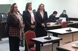 Las diputadas Norma Camacho (i), Kattya González y Rocío Vallejo declararon hoy en el juicio oral al clan Ferreira.