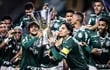 Gustavo Gómez, capitán del Palmeiras, levanta el trofeo de campeón del Brasileirao 2022 junto a Scarpa y otros compañeros.