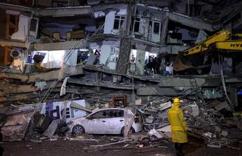 La búsqueda de sobrevivientes del terremoto en Turquía vive momentos críticos, debido a que los equipos de rescate están sobrepasados. Voluntarios paraguayos viajarían en 48 horas para dar su apoyo.
