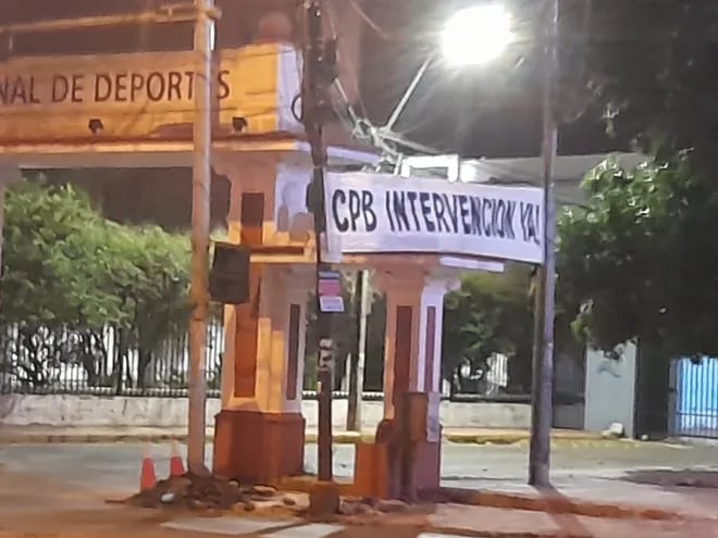 Aparecieron carteles, en este caso frente al predio de la Secretaría Nacional de Deportes (SND), donde se solicita la intervención de la Confederación Paraguaya de Básquetbol. Olimpia presentó una nota solicitando esta medida.
