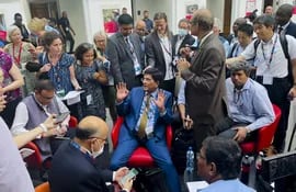 GINEBRA (SUIZA), 16/06/2022.- El ministro de Comercio de la India, Shri Piyush Goyal (c), rodeado de periodistas el 16 de junio del corriente, en la sede de la Organización Mundial del Comercio (OMC), en Ginebra (Suiza). Goyal consideró que los 164 países miembros de la OMC están muy cerca de llegar a acuerdos en los asuntos clave. EFE/ Antonio Broto