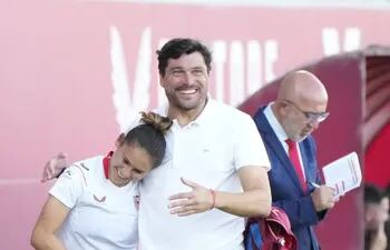 Jessica Martínez festeja su gol con el técnico Cristian Toro, del Sevilla.