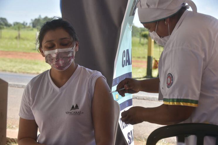 Casi 4.500 personas fueron vacunadas hoy en Caacupé, en los diversos puestos de inmunización dispuestos camino a la Basílica.