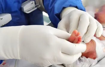 Imagen de referencia. Una bebé recién nacida en el Hospital de Loma Pytâ necesita con urgencia un lugar en terapia intensiva.