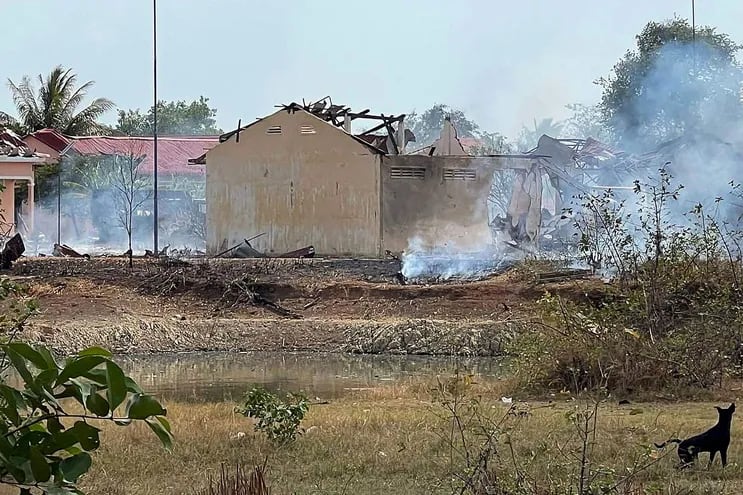 Edificios destruidos en una base militar en la provincia de Kampong Seu, Camboya, el pasado sábado.