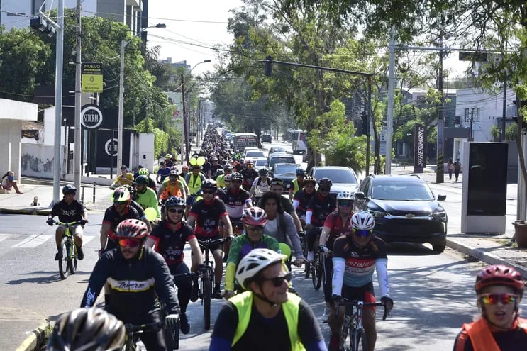 Unos 500 ciclistas salieron a las calles de Asunción a celebrar el Día Mundial sin Auto.